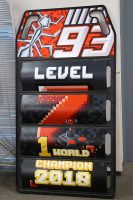 フィニッシュ時に出されマルク・マルケスのサインボード