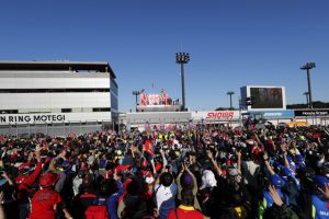 MotoGPクラスの表彰式では多くのファンがホームストレートに集まった