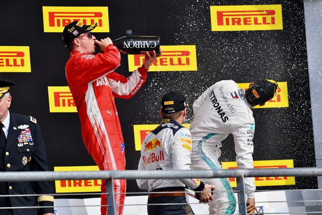 2018年F1第18戦アメリカGP　シャンパンをラッパ飲みするキミ・ライコネン