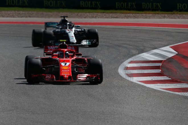 2018年F1第18戦アメリカGP　キミ・ライコネン と後方から猛追するルイス・ハミルトン
