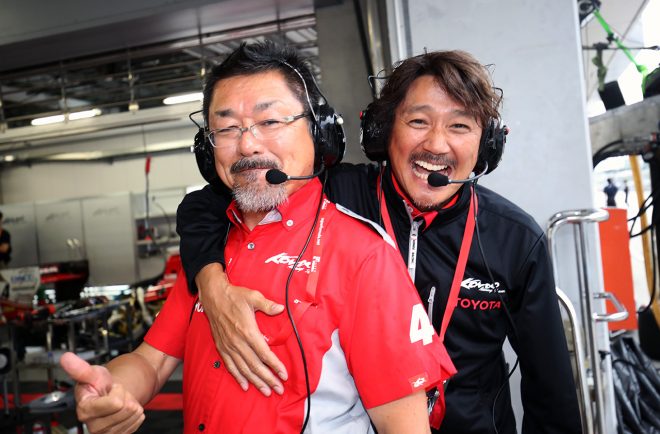 KONDO Racingを指揮する近藤真彦監督（右）とキャシディを担当する田中耕太郎エンジニア（左）