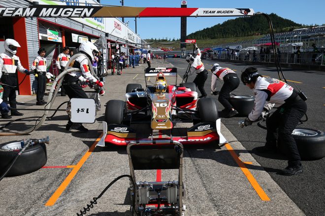 ジャッキアップを自動化することでピットクルーは自信の作業へより専念できる