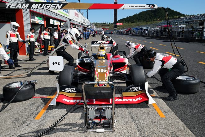 TEAM MUGENも自動ジャッキを導入している