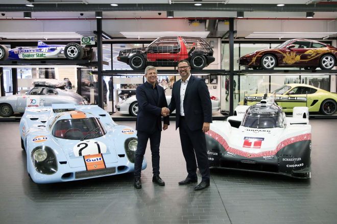 フリッツ・エンジンガーLMP1副社長（左）とアヒム・ステヤスカル館長（右）