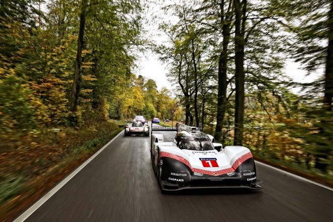 ポルシェミュージアムに向け公道を走行するポルシェ919ハイブリッドEvoと919ハイブリッド