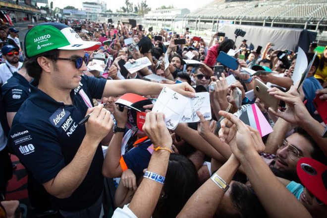 2018年F1第19戦メキシコGP　多くのファンから声援を受けるセルジオ・ペレス