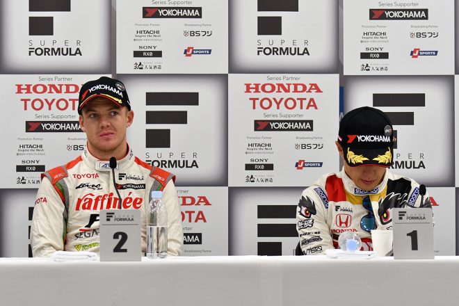 優勝しチャンピオンを獲得した山本と2位のキャシディ。ただ、アルコールで気分が悪くなってしまった山本は終始うつむき加減だった。