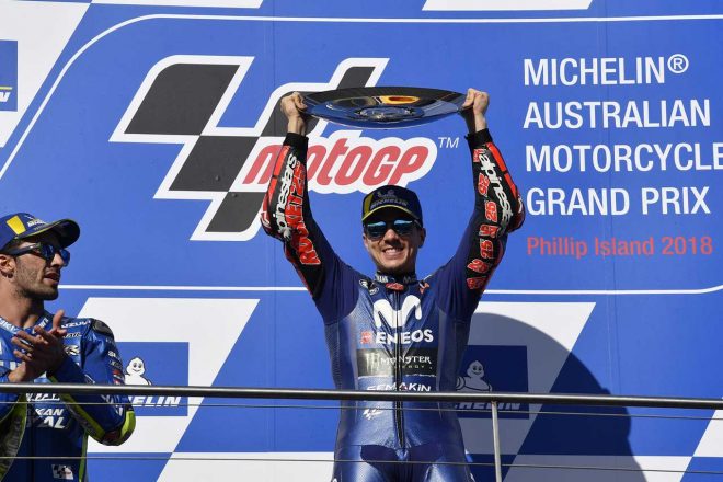 優勝トロフィーを掲げるマーベリック・ビニャーレス