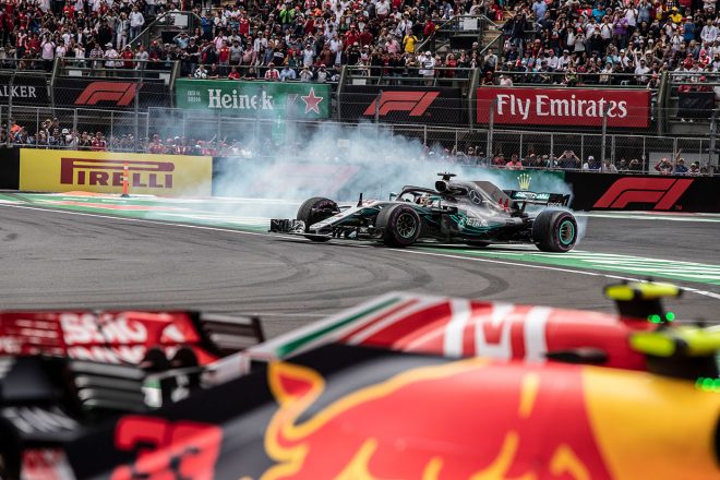 2018年F1第19戦メキシコGP　チャンピオンを獲得したルイス・ハミルトンが歓喜のドーナツターン