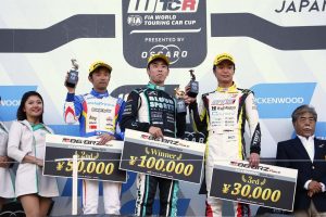 クラブマンクラス初優勝を果たした大島和也と2位の神谷裕幸、3位となった庄司雄磨