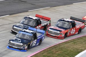 追い上げ2位フィニッシュを果たしたブレット・モフィット（＃16）とトラック・シリーズ3戦目ながら2度目のトップ10フィニッシュを果たした17歳、クリスチャン・イクス（＃46）