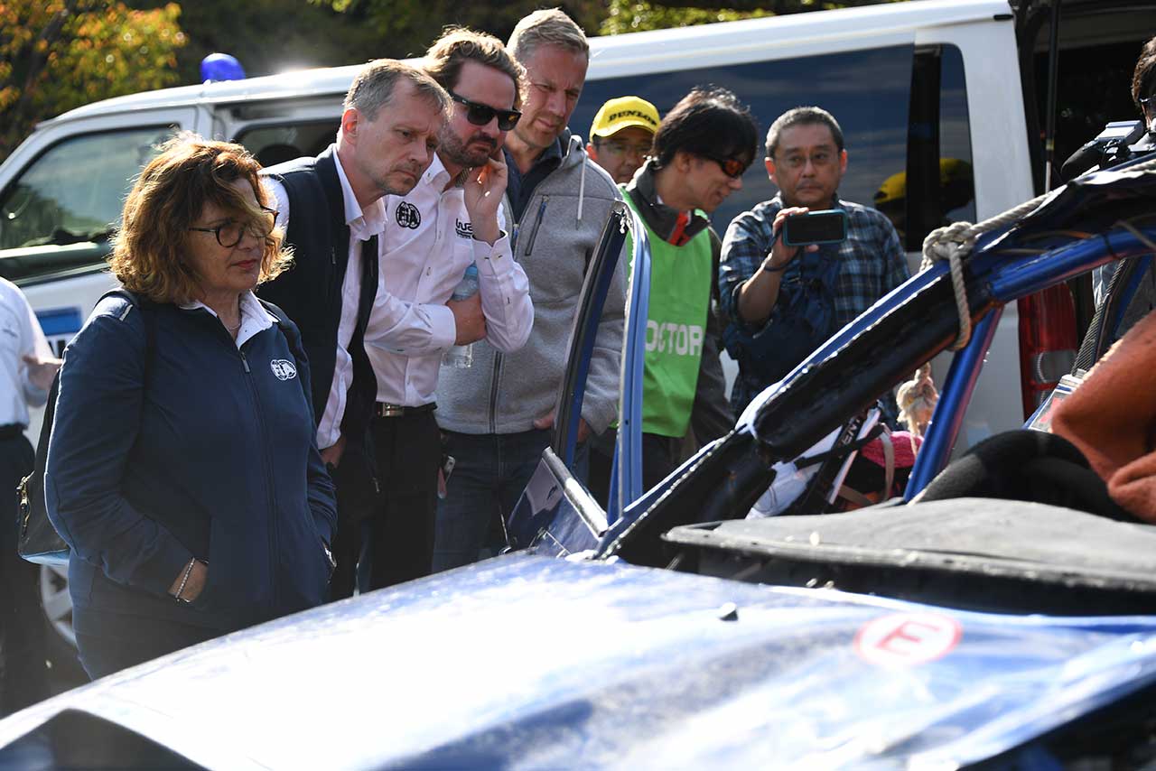 レスキュー訓練を視察するFIA、プロモーター関係者たち