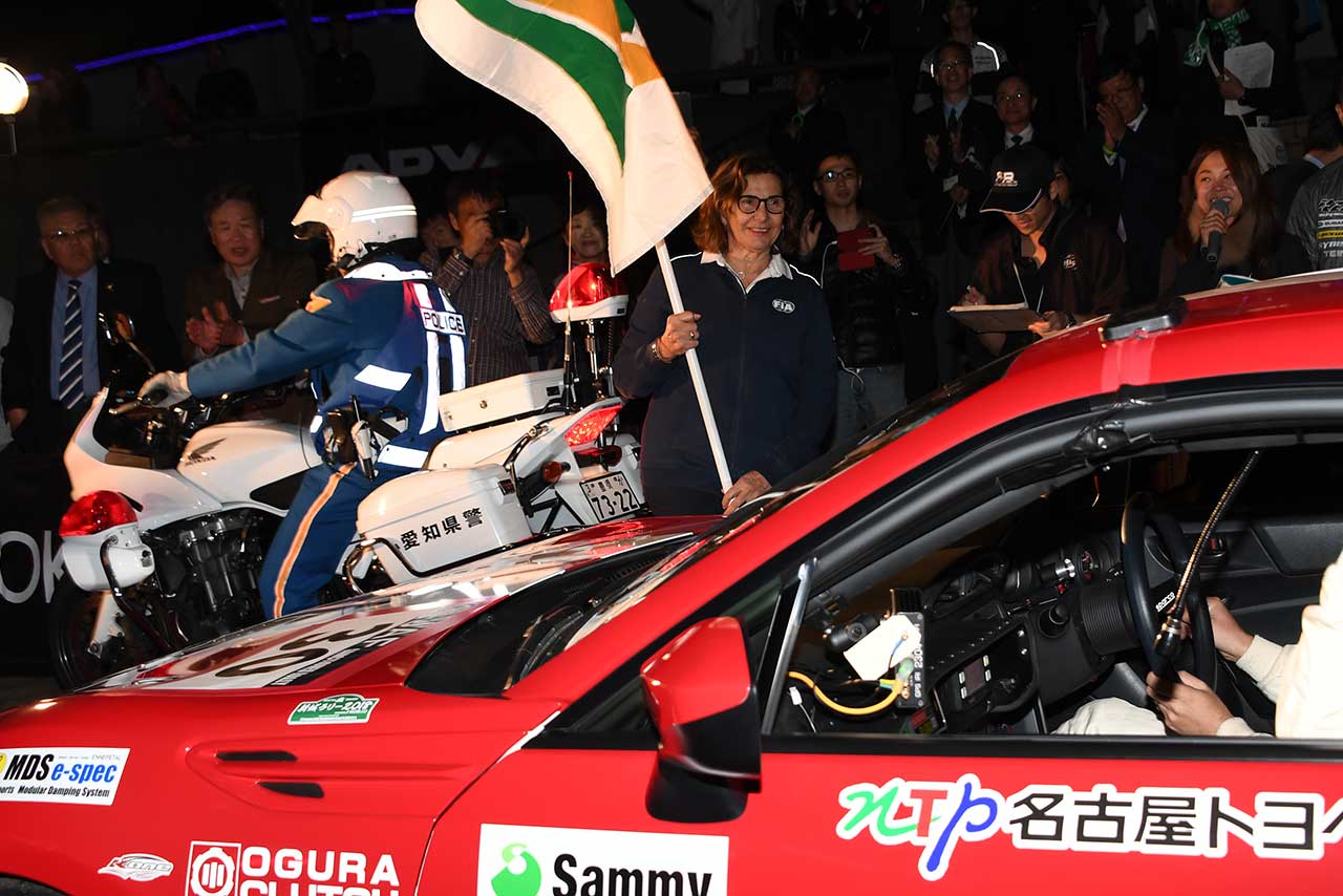 ミシェル・モートンはセレモニアルスタートでスタートフラッグも担当