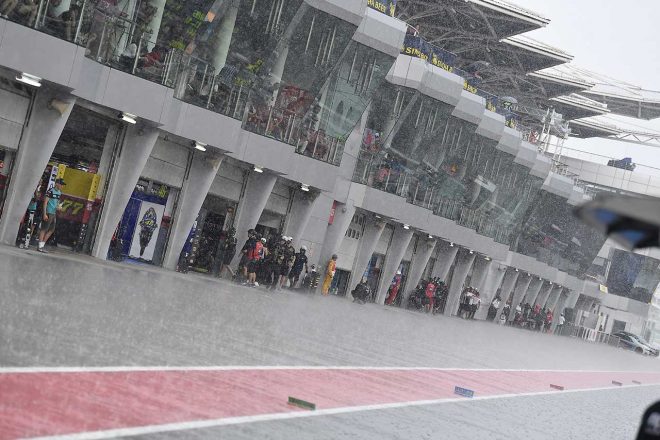 MotoGPマレーシアGPの2日目はスコールに見舞われた