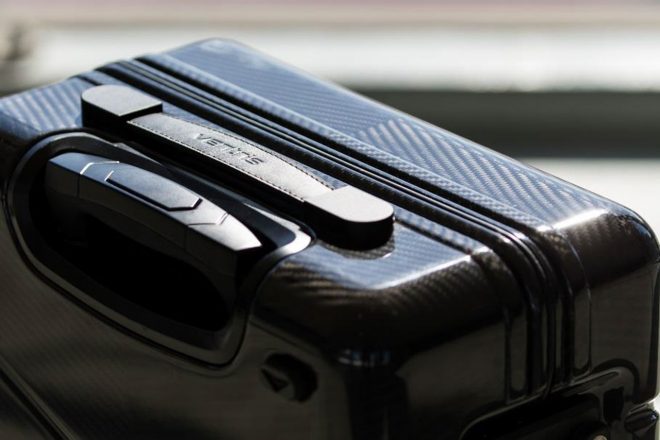 『ヴェントリス』のスーツケースはドライカーボンファイバーが使われているほか、ハンドル部分には本革も使われている