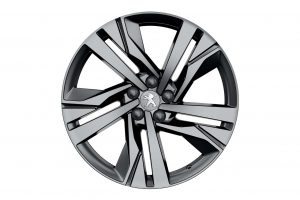 19インチ大径アロイホイール（235/40R19）