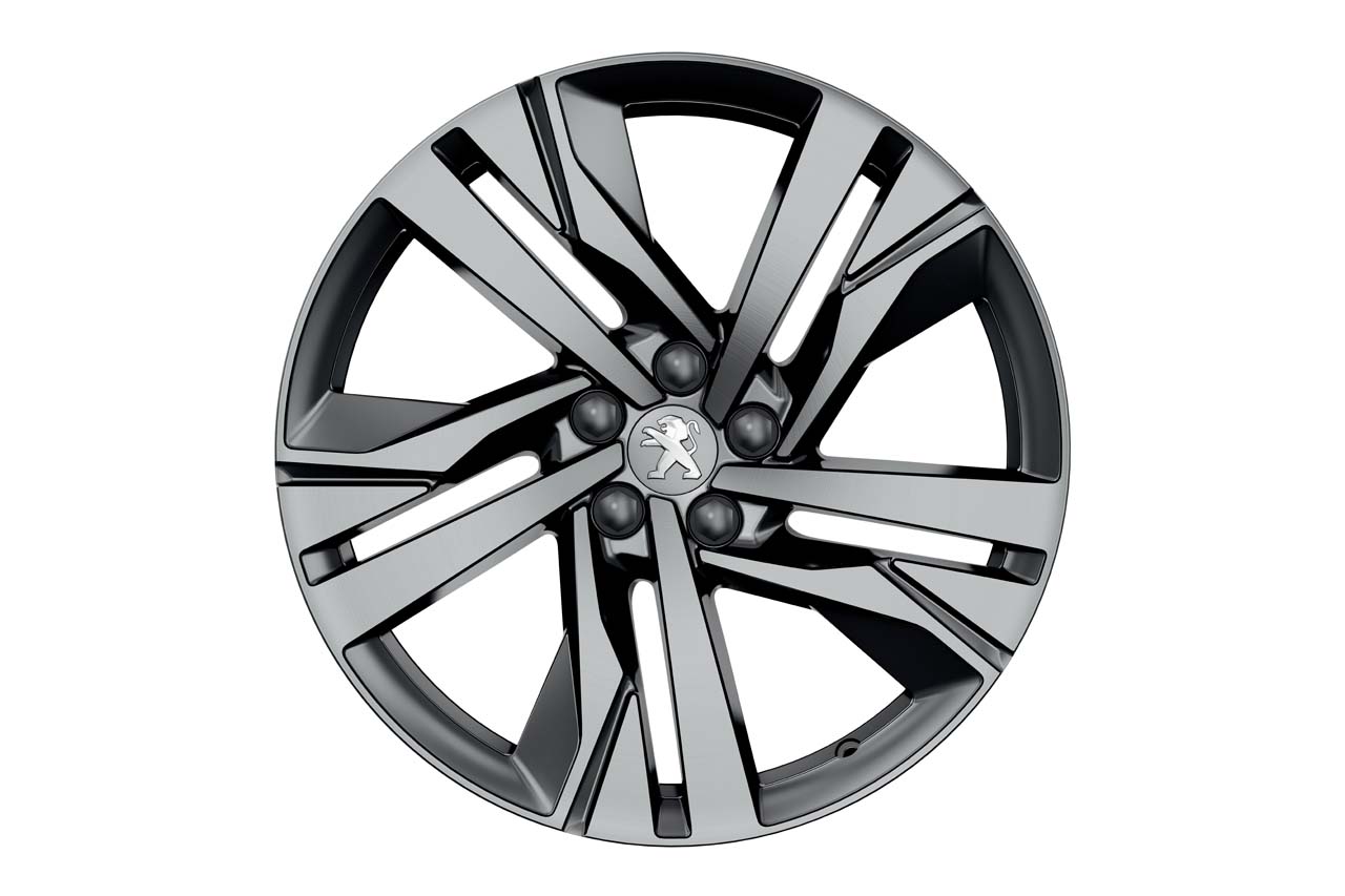 19インチ大径アロイホイール（235/40R19）