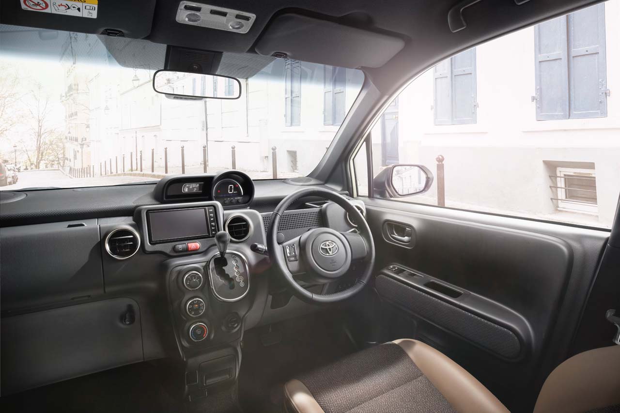 ポルテ特別仕様車 F“Raffine” ブラックインテリア