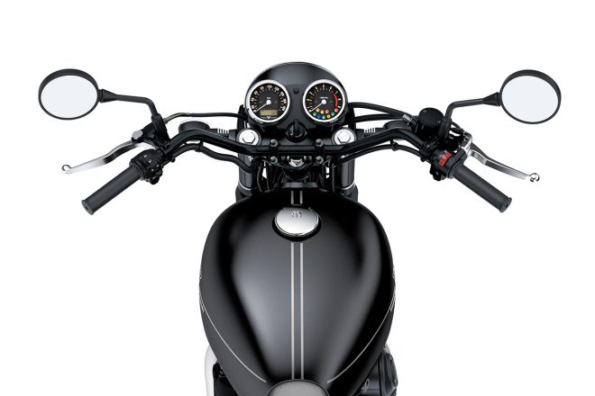カワサキW800 STREETのアップライトスタイルのハンドルバー