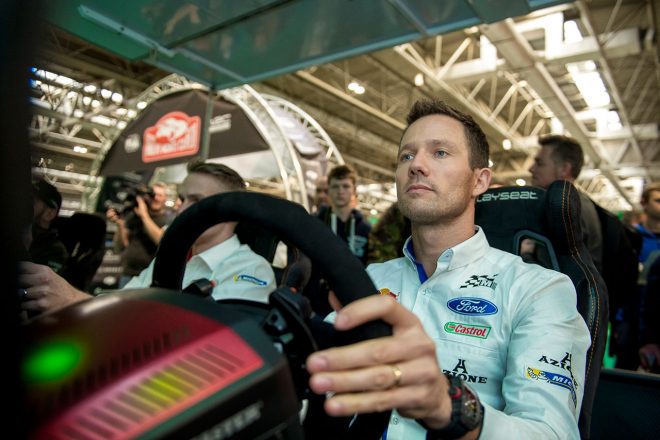 キックオフイベントでゲームをプレイするセバスチャン・オジエ