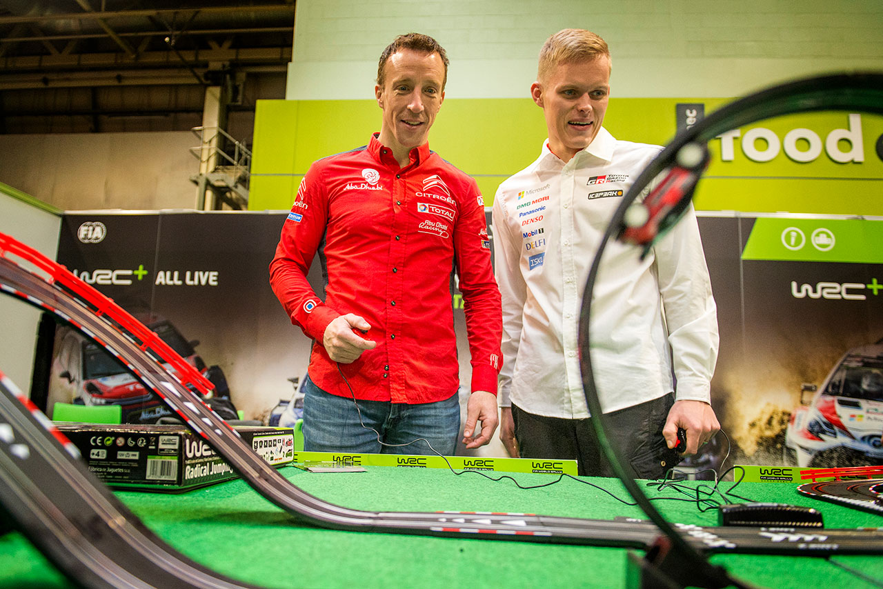 2018年のキックオフイベントではドライバーたちがスロットカーなどに興じた