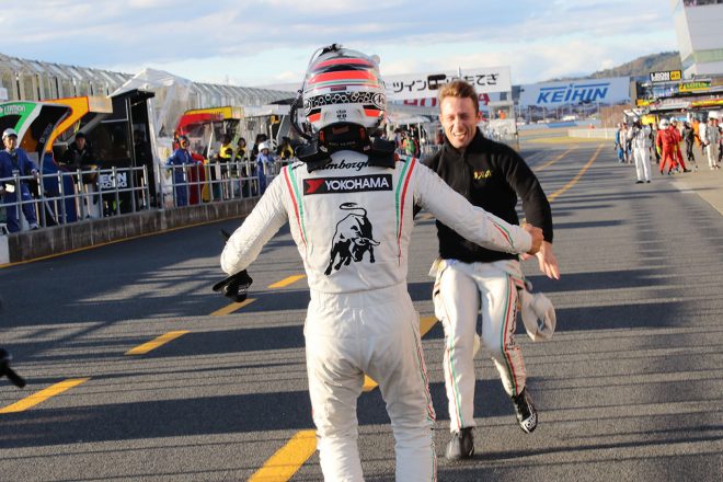 GT300クラスのポールポジションを獲得した平峰一貴を祝福するマルコ・マペッリ