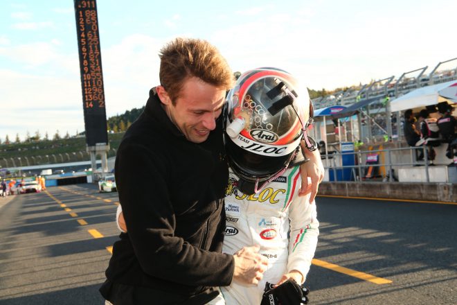 GT300クラスのポールポジションを獲得した平峰一貴を祝福するマルコ・マペッリ