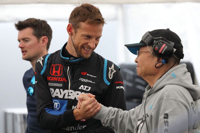 アタック前に高橋国光総監督と握手を交わすジェンソン・バトン（RAYBRIG NSX-GT）