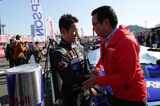 グリッドで山本尚貴を激励するホンダの八郷隆弘社長
