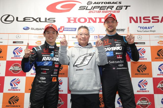 GT500クラスのシリーズチャンピオンに輝いた山本尚貴、ジェンソン・バトン、高橋国光総監督
