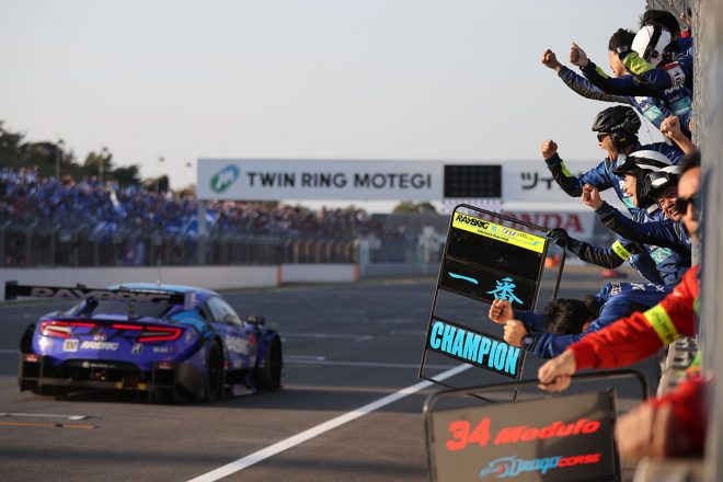 チェッカーを受けたRAYBRIG NSX-GTを迎え入れたTEAM KUNIMITSUのスタッフ