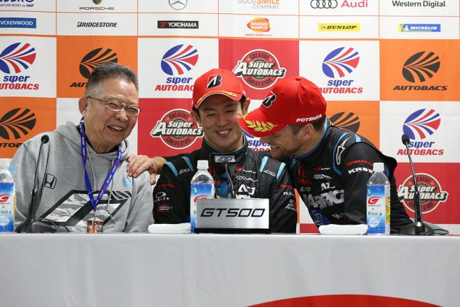 チャンピオン会見で喜びを分かち合う山本尚貴とジェンソン・バトン、高橋国光チーム監督