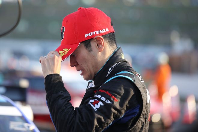 チャンピオン決定後、ホームストレート上で涙を見せた山本尚貴