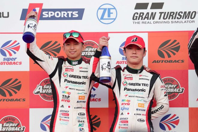GT300クラスで2位表彰台を獲得したTOYOTA PRIUS apr GT 31号車の嵯峨宏紀（右）と平手晃平（左）