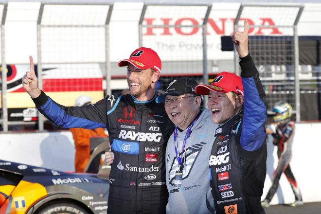 初チャンピオンを獲得したTEAM KUNIMITSUの（左から）ジェンソン・バトン、高橋国光監督、山本尚貴