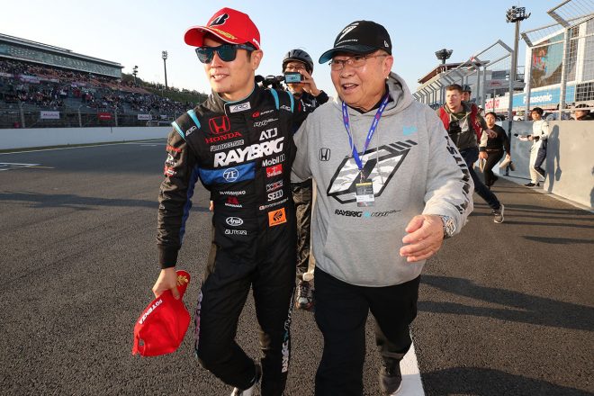 チェッカー後、山本尚貴とともにバトンのもとへ向かう高橋国光総監督