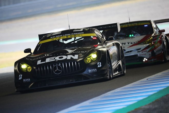 第1スティントを担当した黒澤治樹はタイヤを守りながら、31号車TOYOTA PRIUS apr GTを抑え込む走りを展開