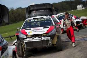 フロントを破損したオット・タナクのトヨタ・ヤリスWRC