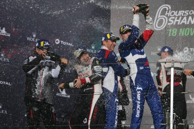 シャンパンを浴びせられる小林可夢偉