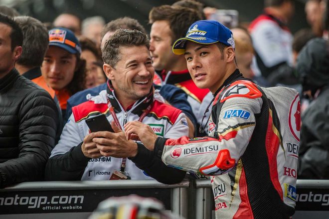 パルクフェルメではチーム代表のルーチョ・チェッキネロ（左）が笑顔で中上（右）を迎えた