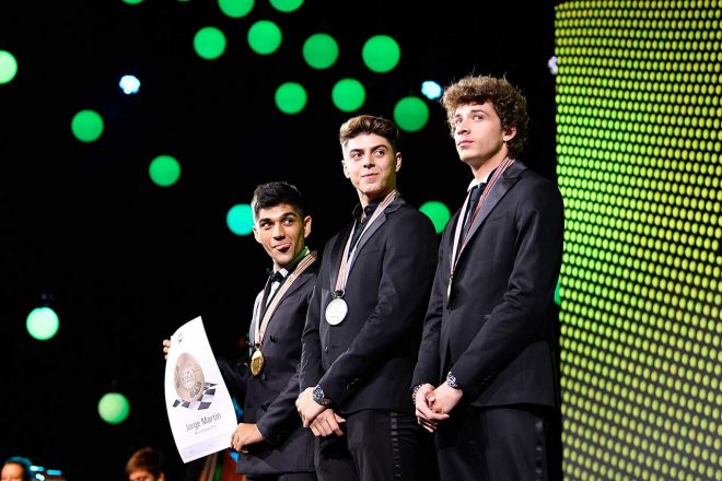 Moto3クラス年間トップ3。マルティン（左）、ディ・ジャンアントニオ（中央）、ベゼッチ（右）