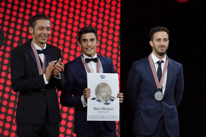チャンピオンマルケス（中央）と、2年連続ランキング2位のドヴィツィオーゾ（右）、3位のロッシ（左）