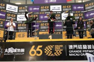 2位表彰台を獲得したGOLDEX Racing Teamのジョエル・エリクソン(左)