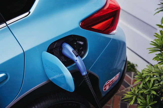 左リヤサイドに設けられた充電口