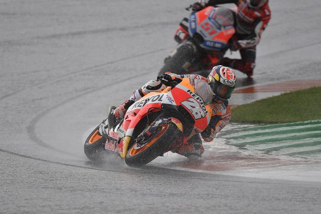 レースは激しい水しぶきが上がる状況。ペドロサは慎重にチェッカーを目指した