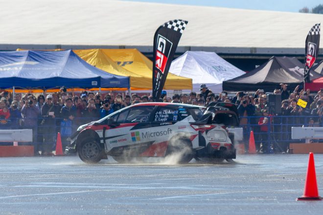 トヨタ・ヤリスWRCはパドックエリアに設けられたSSでも走行した