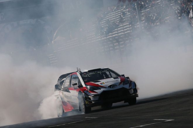 トヨタ・ヤリスWRCはドーナツターンを複数回決めて、ファンを魅了