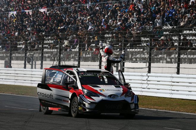 走行を終えて会場のファンに手を振るオット・タナク