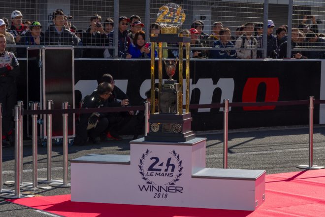 富士スピードウェイに持ち込まれた優勝トロフィー