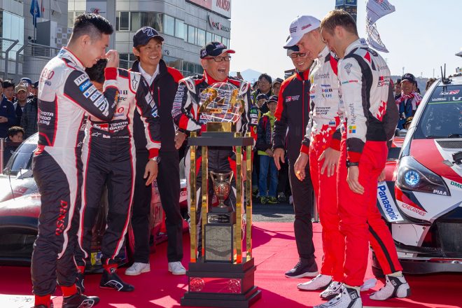 ル・マン優勝トロフィーの大きさ、重さにWRCドライバーも驚いた様子